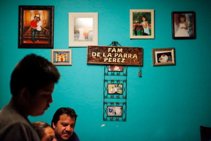 Fotos familiares e imágenes religiosas decoran el apartamento de dos habitaciones de la...