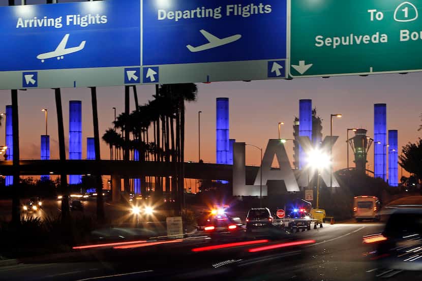 La entrada al Aeropuerto Internacional de Los Ángeles, uno de los más congestionados para...