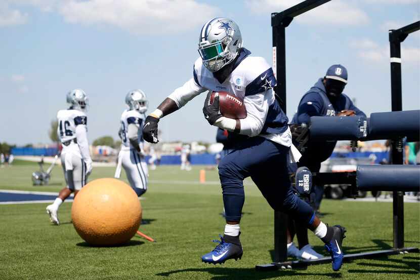 Dallas Cowboys running back Ezekiel Elliott (21) runs through drills with Dallas Cowboys...