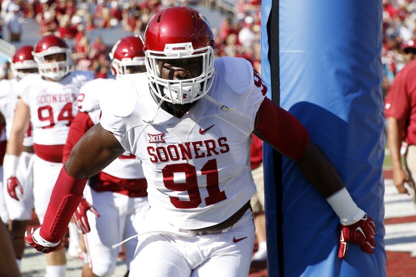Oklahoma defensive end Charles Tapper participates in pre game drills before an NCAA college...