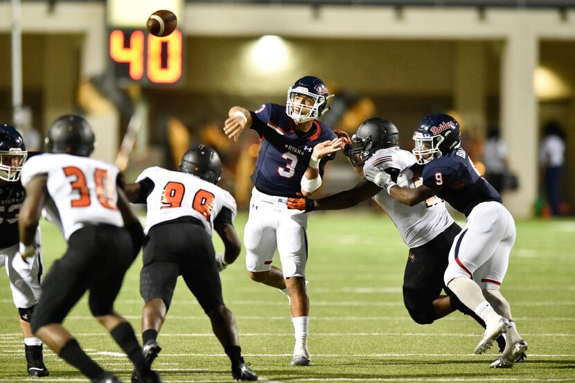 Ryan senior quarterback Spencer Sanders (3) throws a pass to a teammates against the...