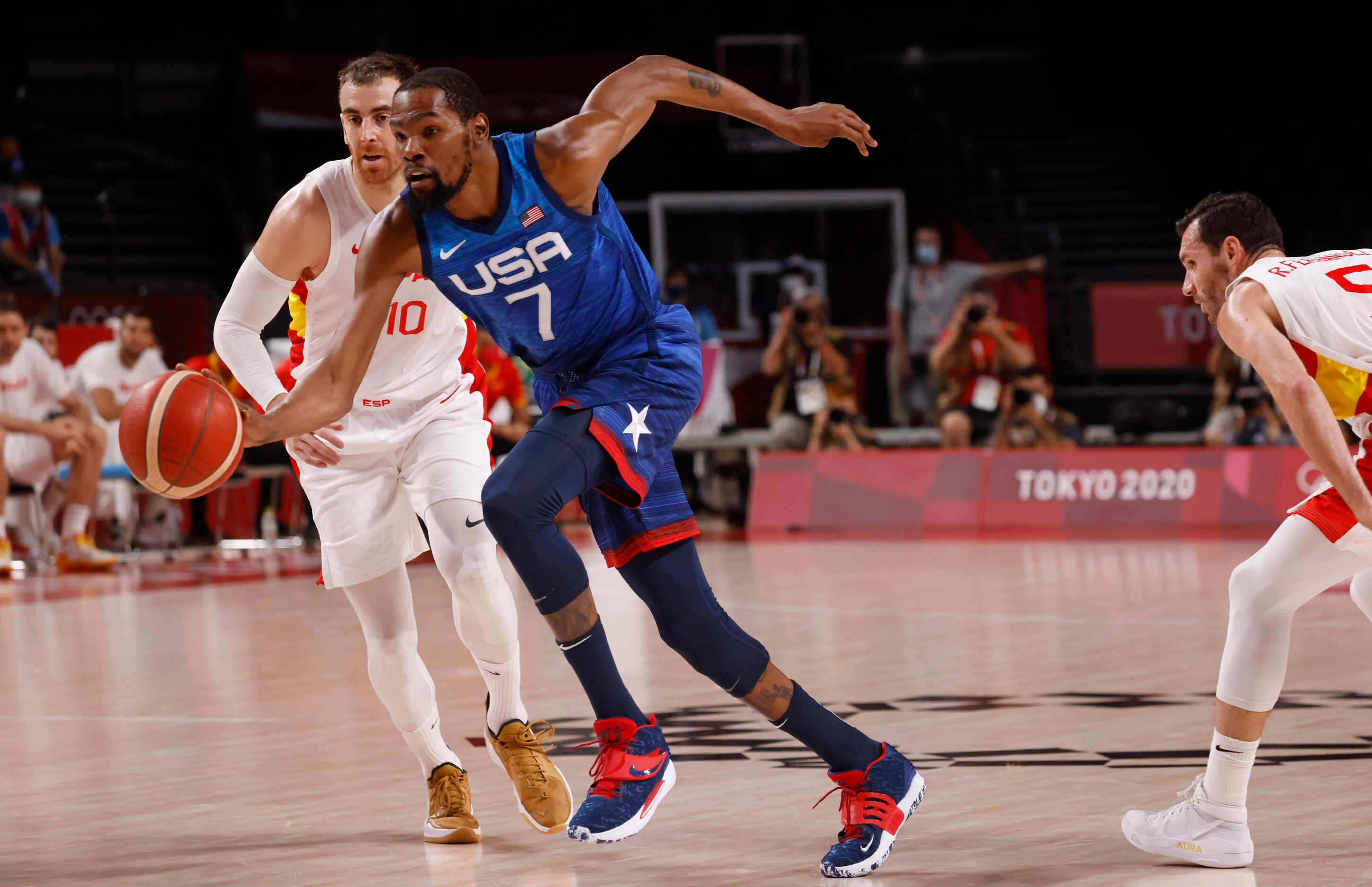 USA’s Kevin Durant (7) drives to the basket after splitting Spain’s Victor Claver (10) and...