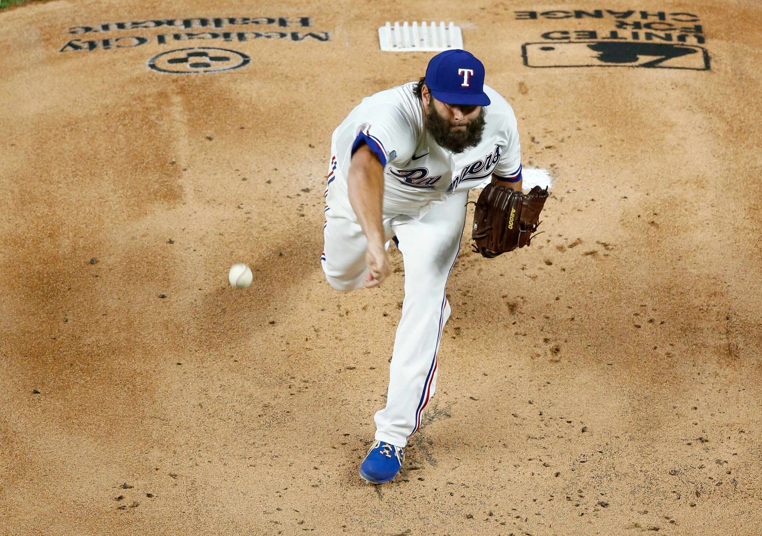 Texas Rangers starting pitcher Lance Lynn (35) pitches during the first inning agains the...