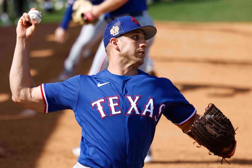 Greg Maddux Throwing 1st Pitch At Rangers Opener - CBS Texas