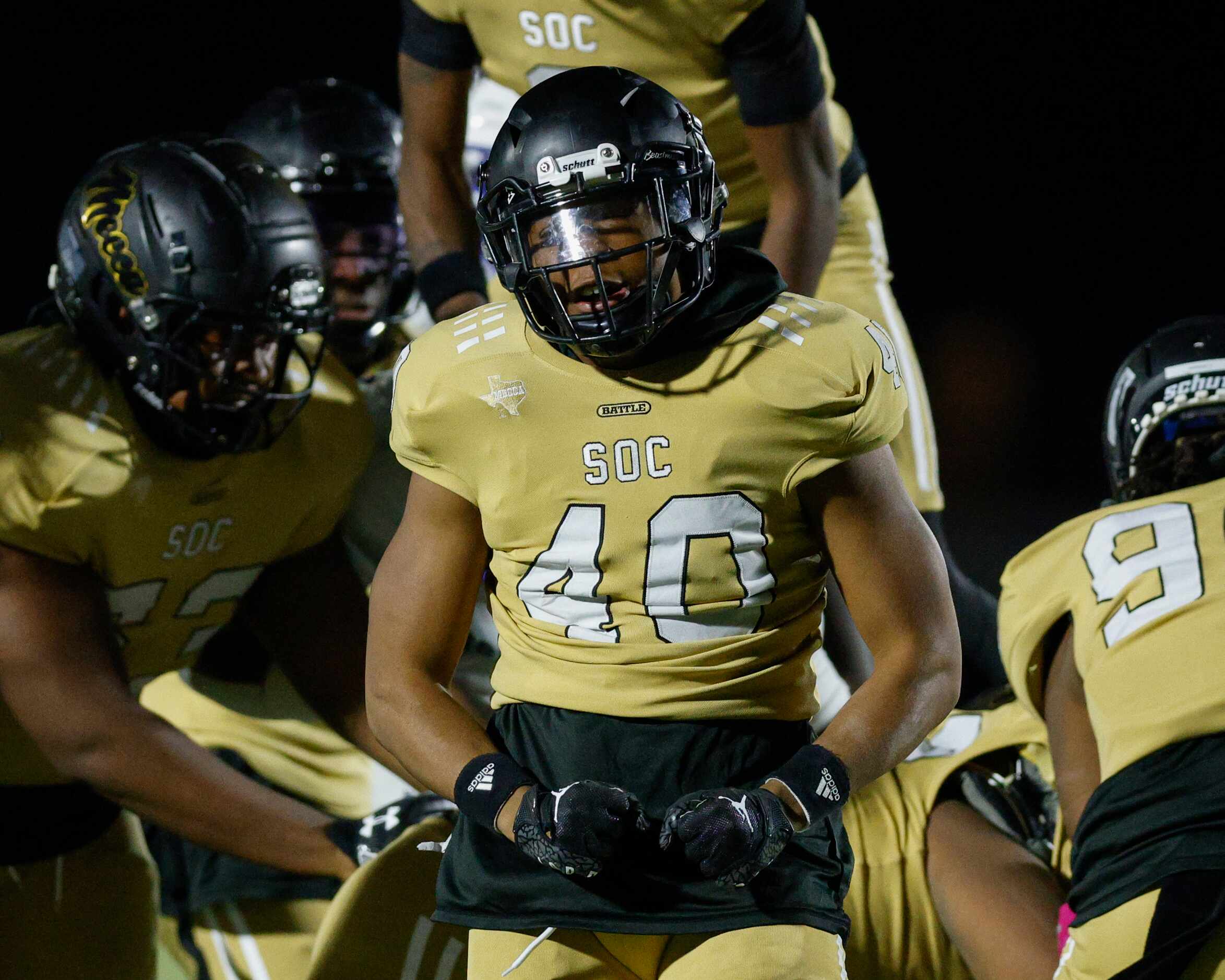 South Oak Cliff defensive lineman Robert Strahan (40) flexes after making a tackle during...