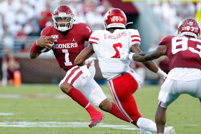 Oklahoma quarterback Jalen Hurts (1) runs the ball against Houston during the first half of...
