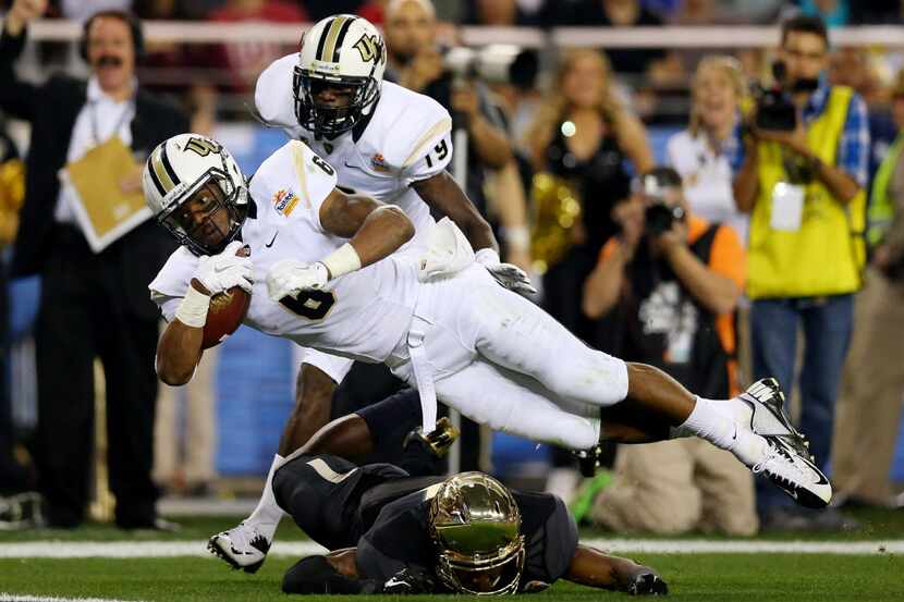 GLENDALE, AZ - JANUARY 01:  Wide receiver Rannell Hall #6 of the UCF Knights scores a...