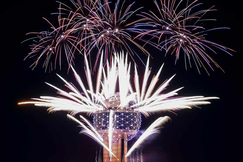 El evento anual Lone Star NYE de Reunion Tower dio inicio al 2024