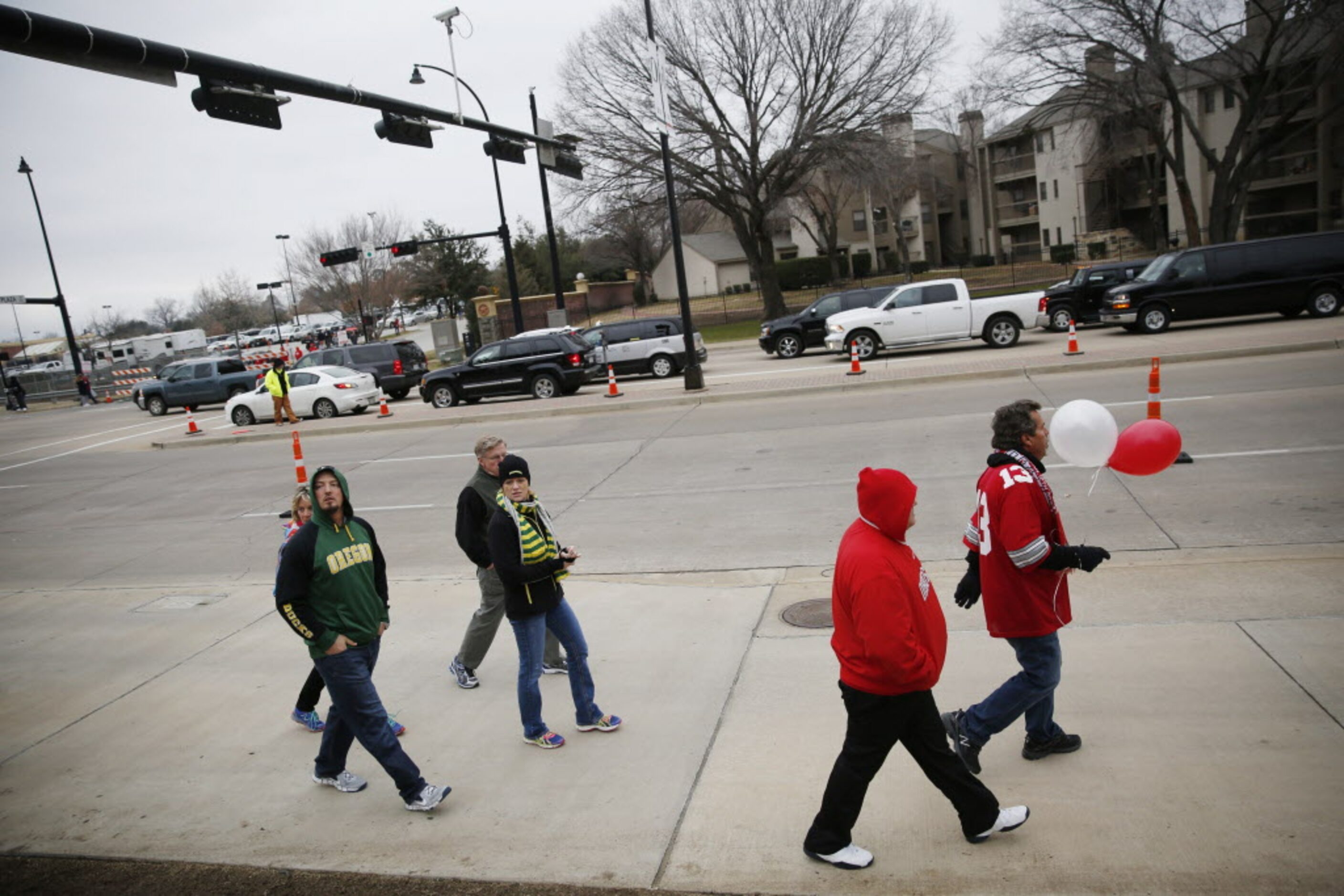 Oregon Ducks and Ohio State Buckeyes fans walk toward the stadium before the College...