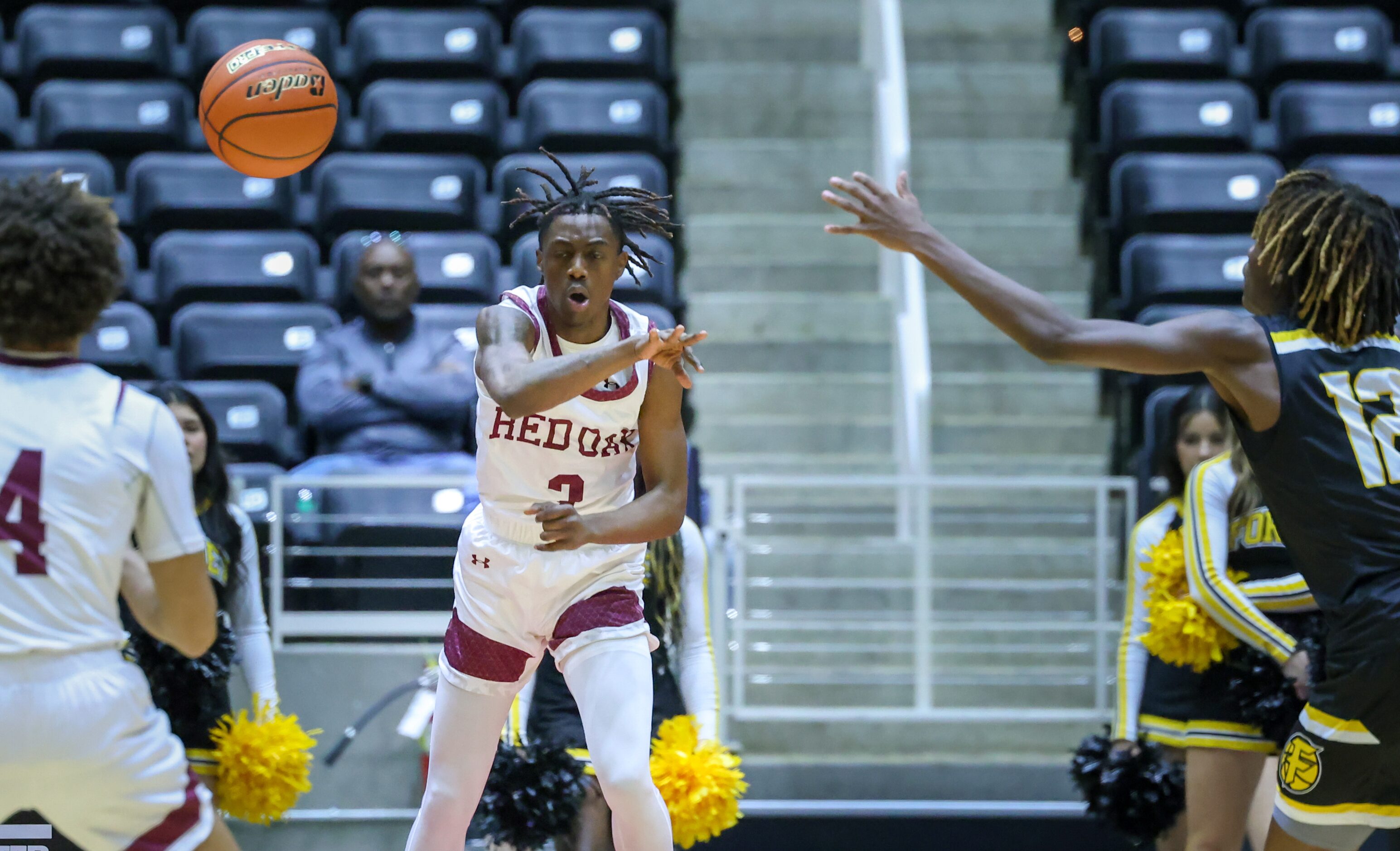 Red Oak senior guard Amari Sweet (3, center) makes a pass to junior guard Perico Smith (4)...