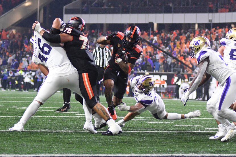 Oregon State running back Damien Martinez (6) dodges Washington linebacker Carson Bruener...