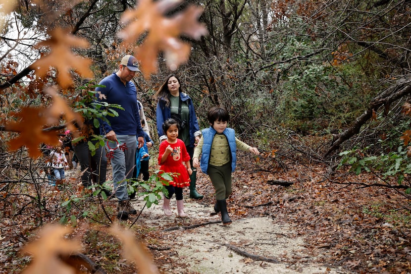 Un grupo llamado Escuela de Bosque, o Forest School recorren el viernes 22 de diciembre de...