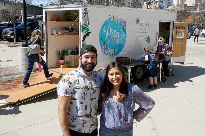 David Hernández y Lupita Ríos lanzaron su tienda móvil Pita's Planters el pasado noviembre...