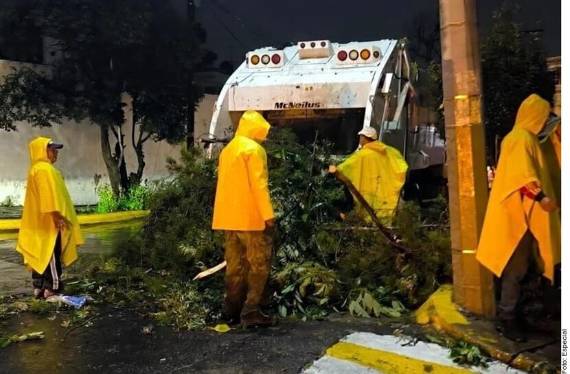 El desgajamiento de un cerro en la Colonia La Raquelito, en Naucalpan, Estado de México,...