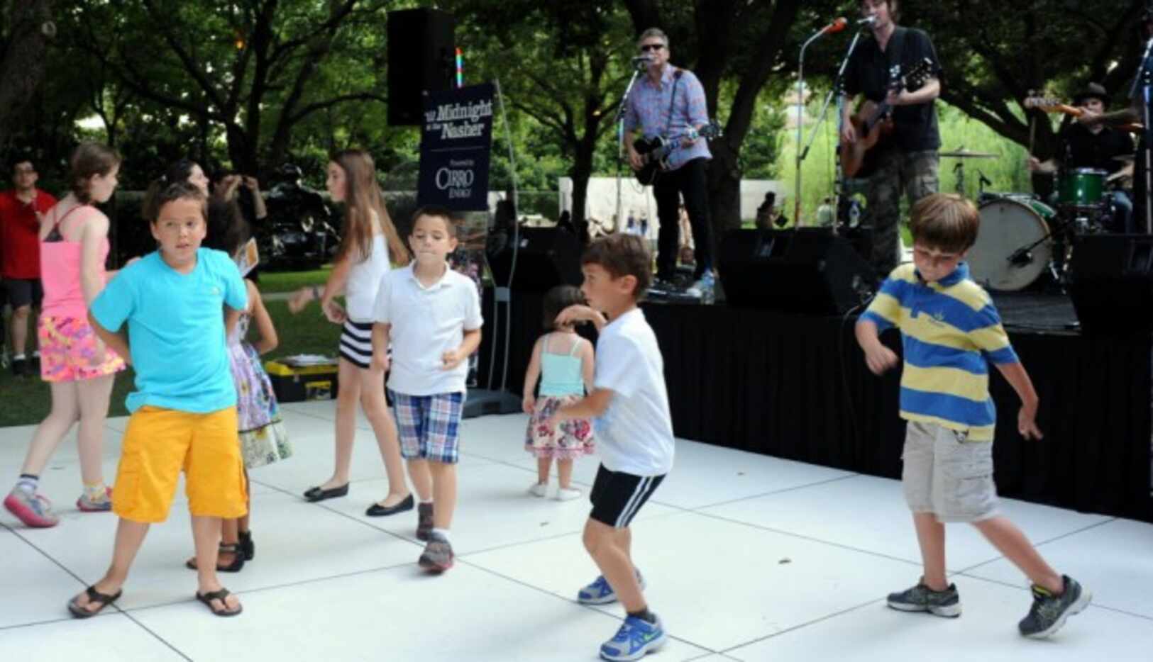 Un grupo de niños baila en el jardín del Nasher Sculpture Center durante la fiesta de verano...