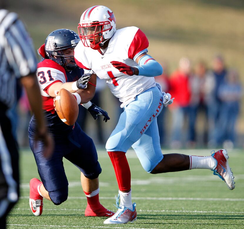 Skyline's Devante Kincade (1) runs up the field as Allen's Nick Cobb (31) fails to make the...