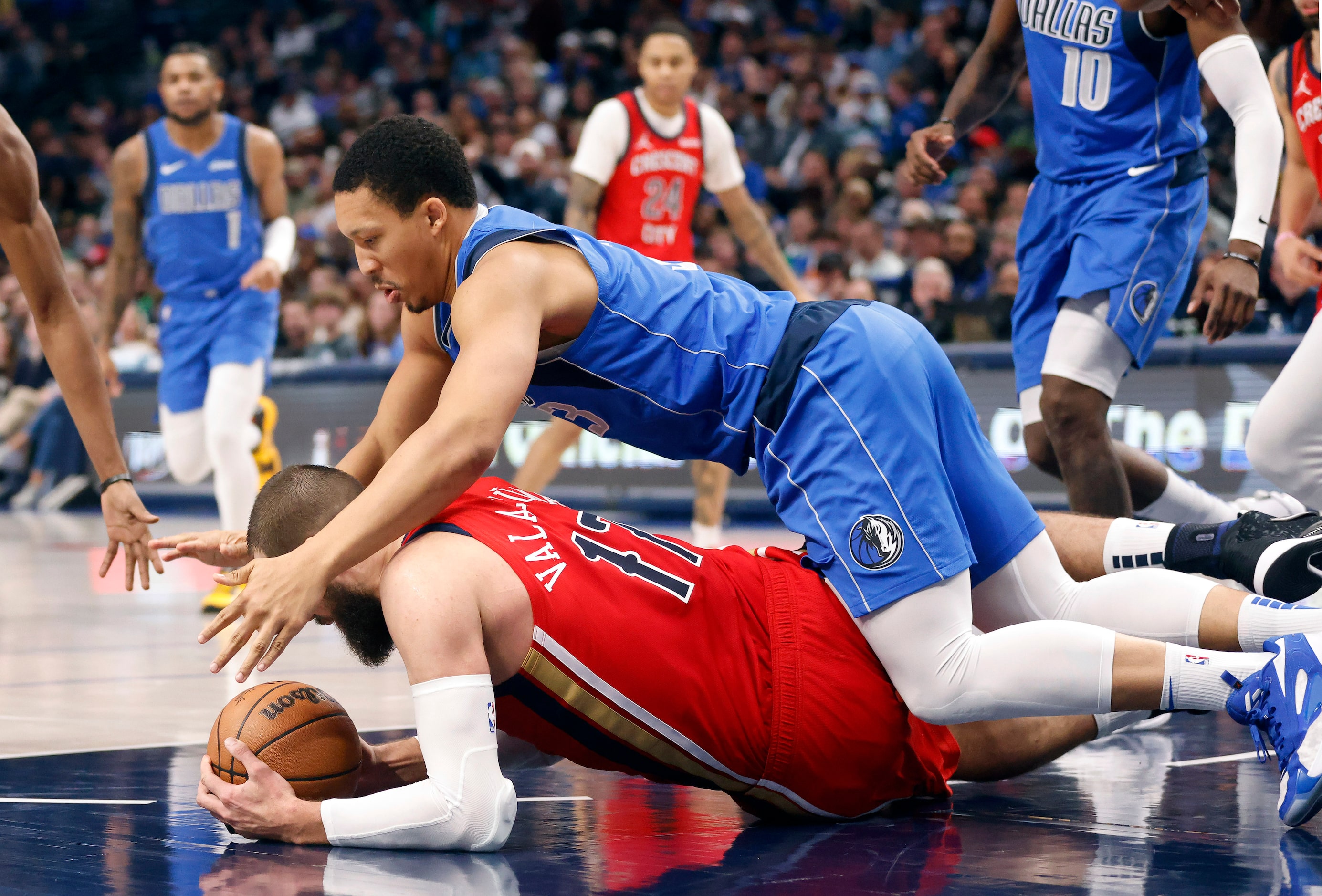 Dallas Mavericks forward Grant Williams (3) dives on New Orleans Pelicans center Jonas...