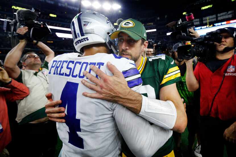 El mariscal de campo de los Cowboys de Dallas, Dak Prescott (4), felicita al quarterback de...
