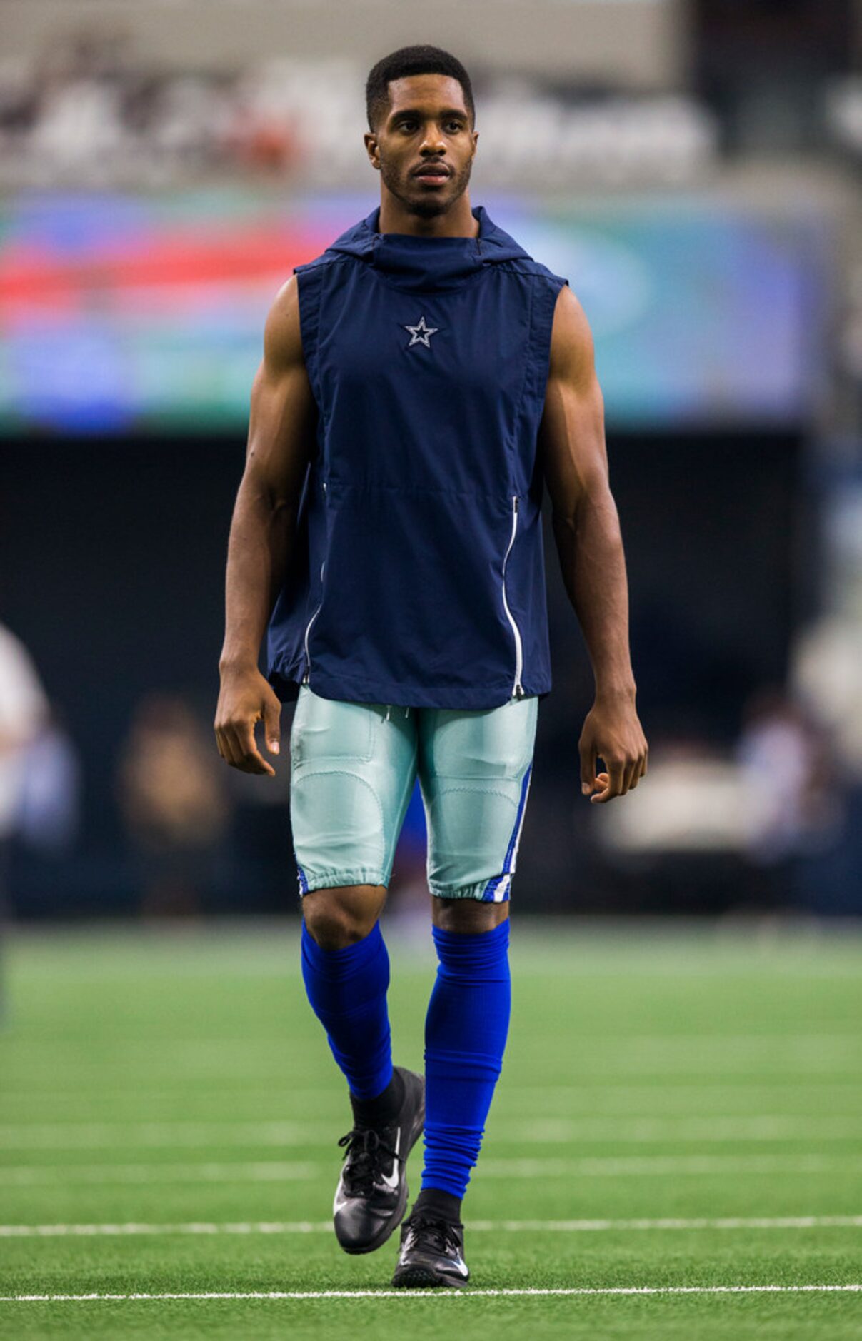 Dallas Cowboys cornerback Byron Jones (31) warms up before an NFL game between the New York...