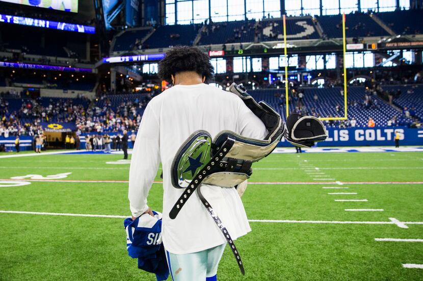 Dallas Cowboys running back Ezekiel Elliott (21) leaves the field after an NFL game between...