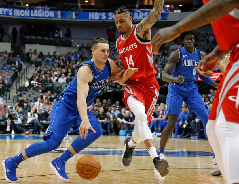 Dallas Mavericks guard Kyle Collinsworth (8) drives on Houston Rockets guard Gerald Green...