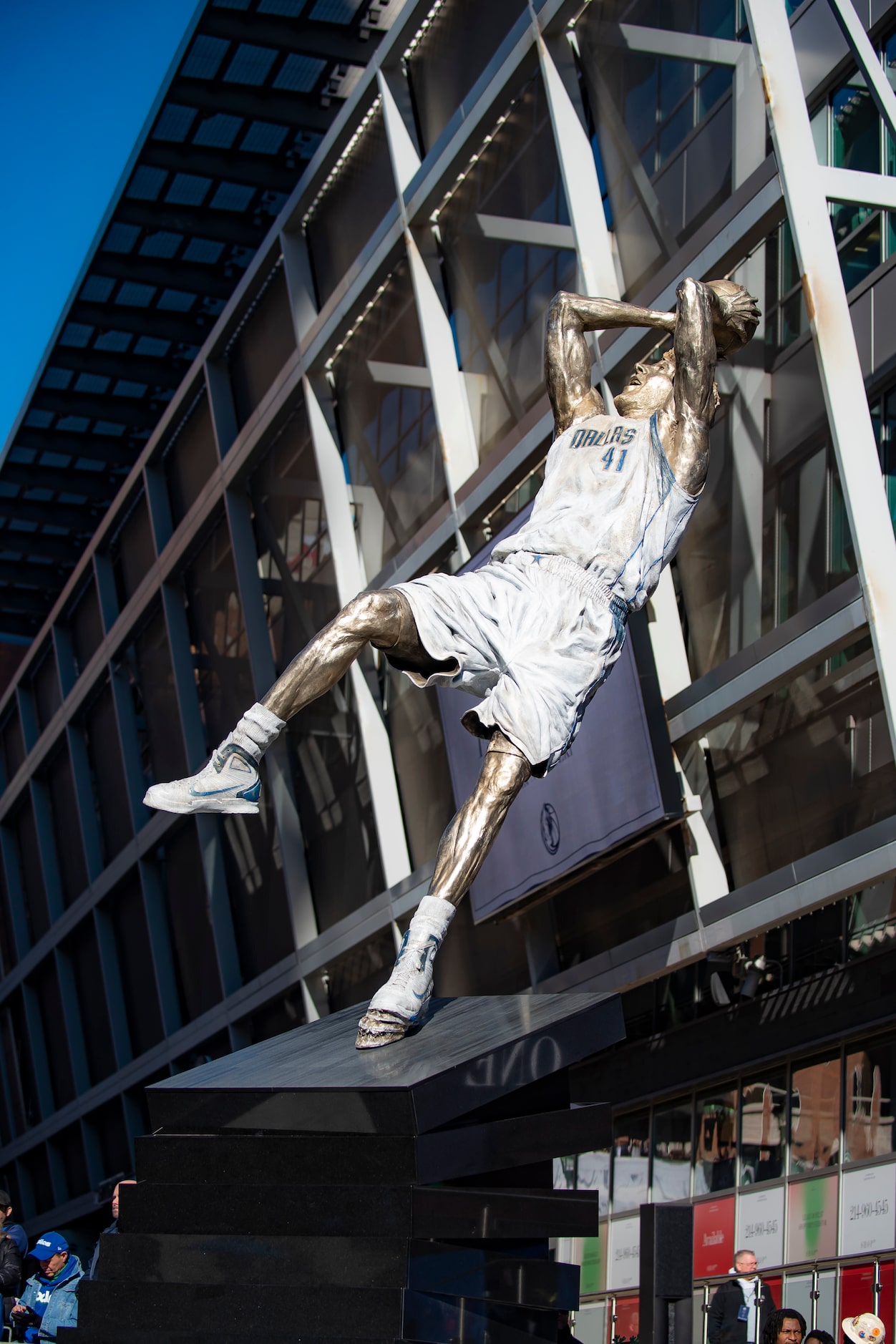 La estatua de Dirk Nowitzki afuera del American Airlines Center es develada antes del...