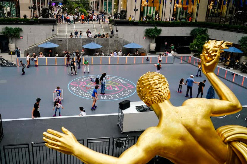 Gente patinando sobre ruedas en el Rockefeller Center de Nueva York el 21 de junio de 2022....