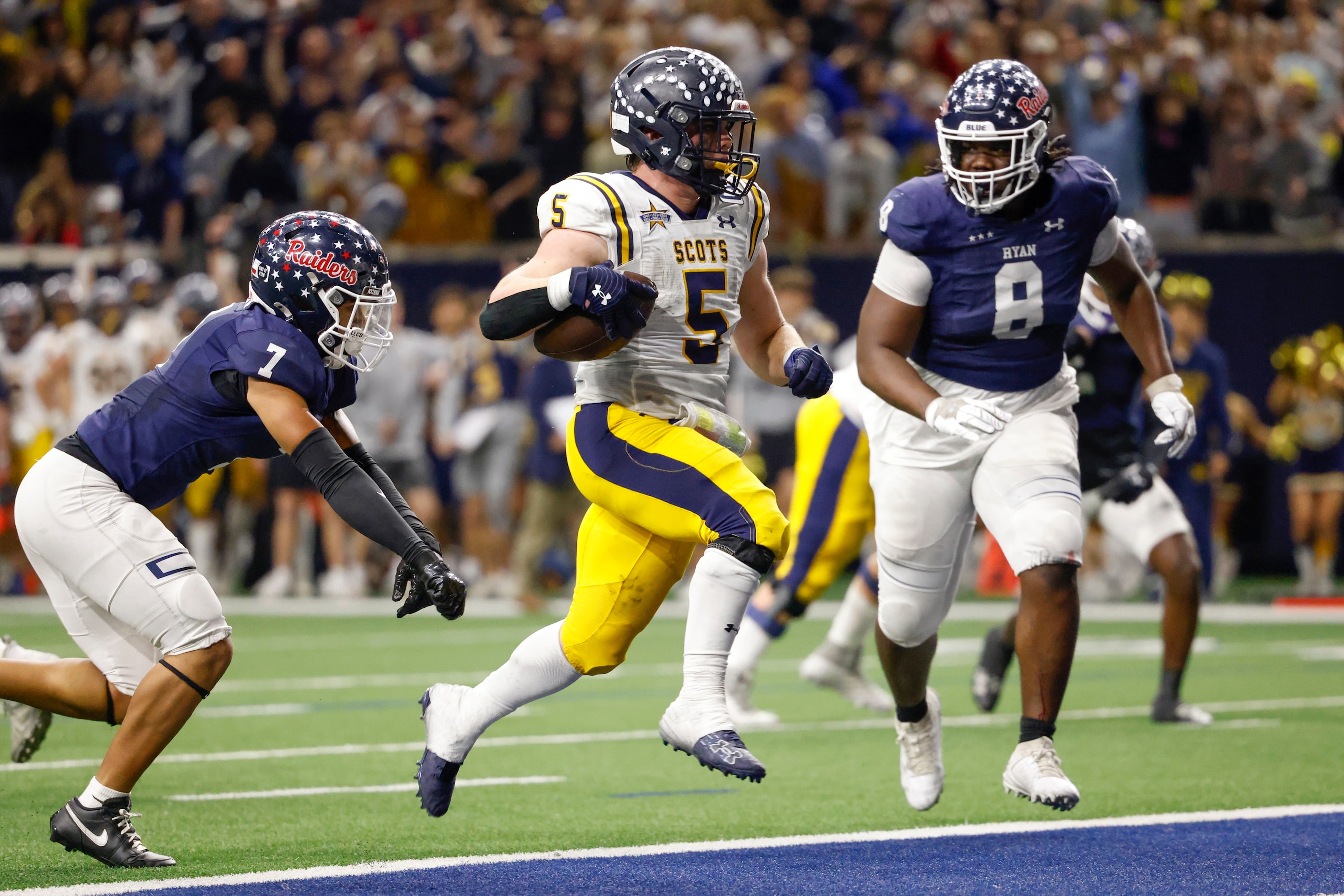 Highland Park running back James Lancaster (5) strides into the end zone for a touchdown...