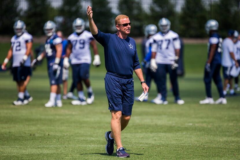 Dallas Cowboys head coach Jason Garrett talks to his team during practice on Wednesday, June...