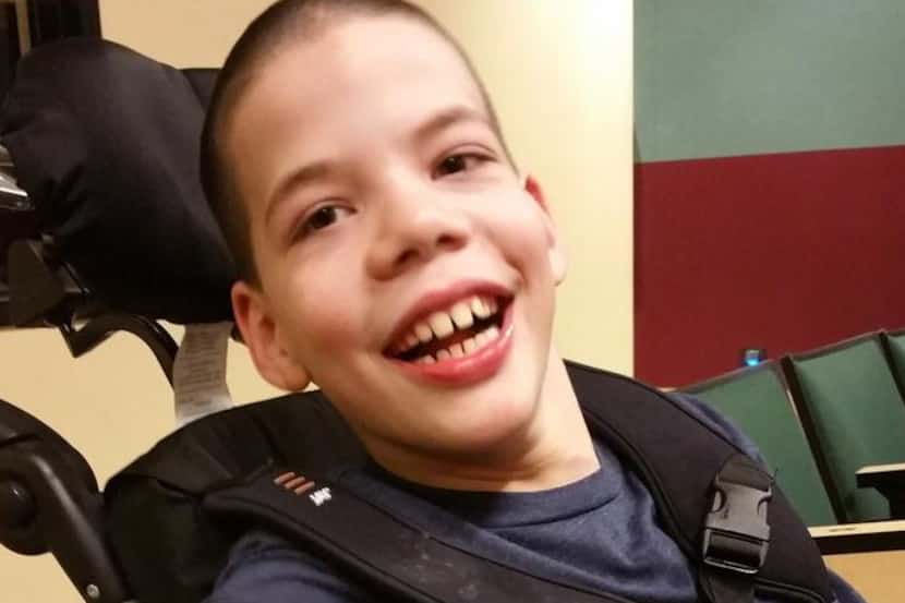 Rudy Smith, un niño de 11 años de El Paso con parálisis cerebral, tiene problemas para...