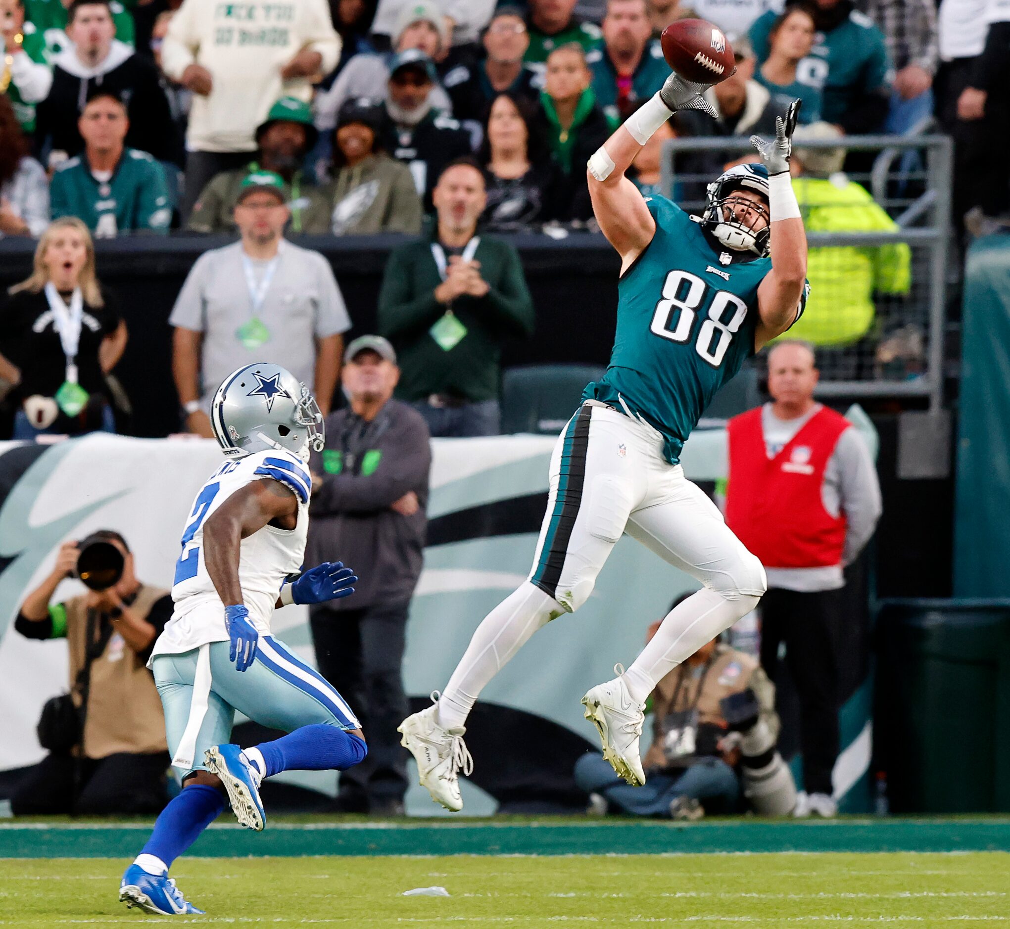 Philadelphia Eagles tight end Dallas Goedert (88) makes a first quarter catch against Dallas...