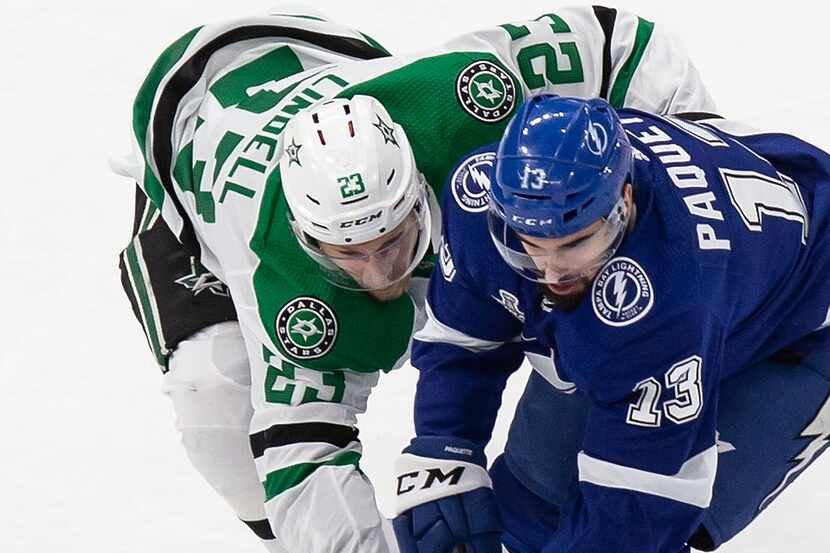 El jugador de los Dallas Stars, Esa Lindell (23), lucha con el jugador de Tampa Bay...