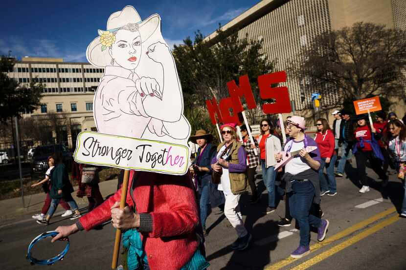 Participantes de la 'Marcha de Mujeres' en en el centro de Dallas.