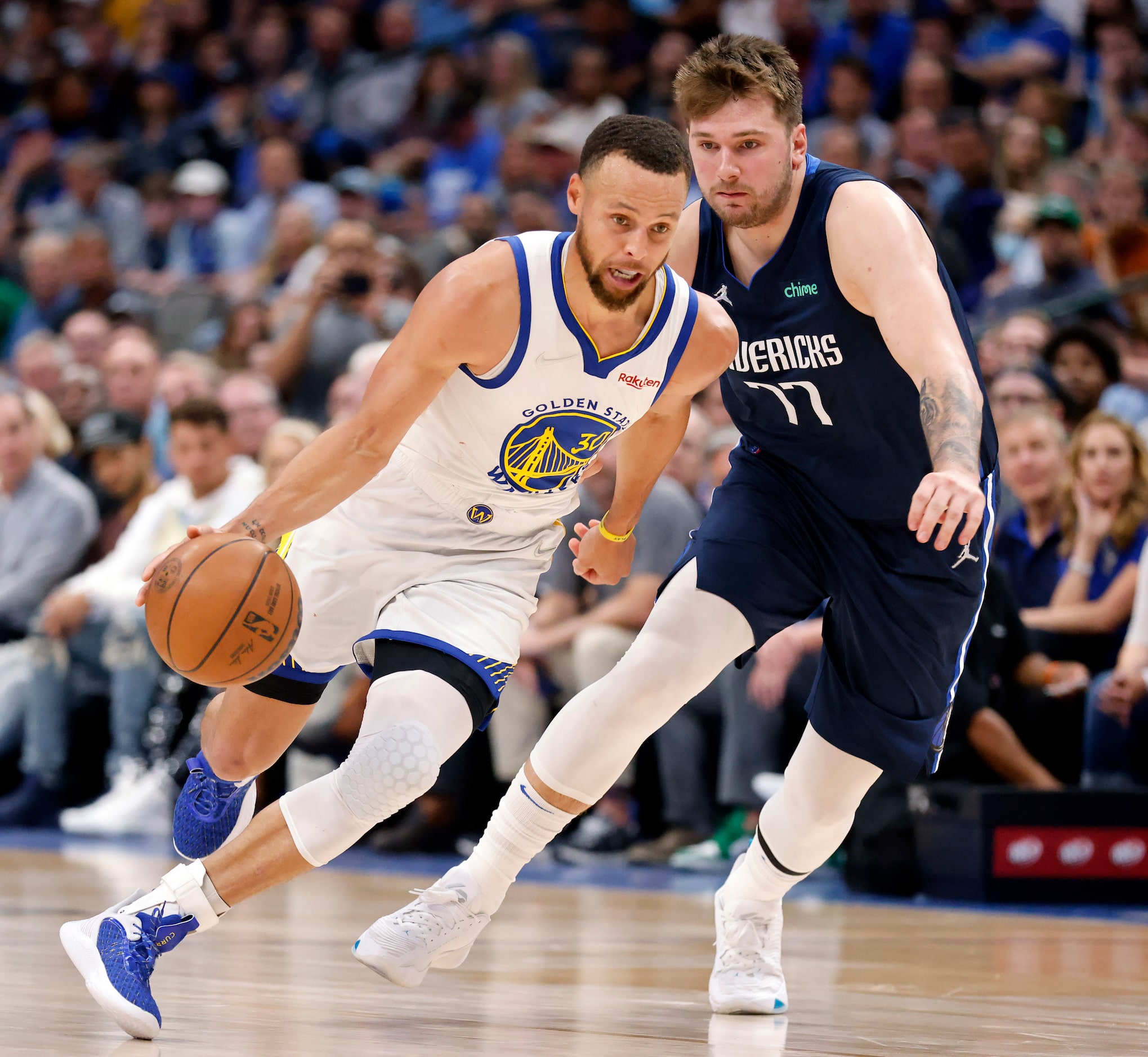 Golden State Warriors guard Stephen Curry (30) drives past Dallas Mavericks guard Luka...