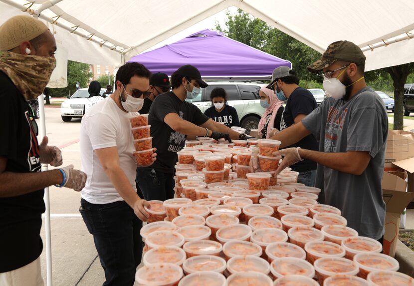 Las 6,000 guarniciones de pasta, tomate y queso fueron preparadas por Khaloud Mirza, de...