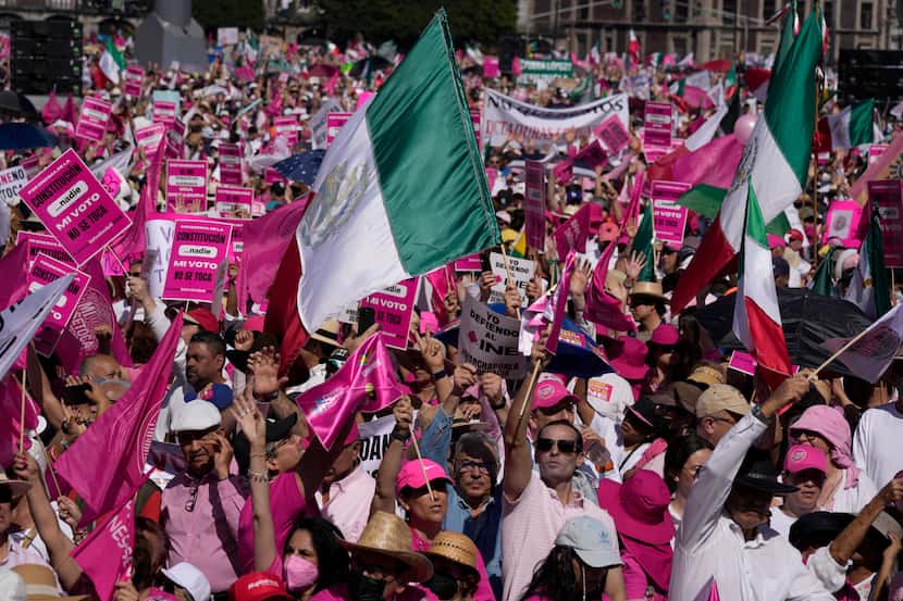 Manifestantes protestan contra una reforma electoral presentada por el presidente mexicano...