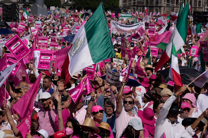 Manifestantes protestan contra una reforma electoral presentada por el presidente mexicano...