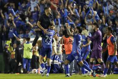 El entrenador de Cruz Azul Martín Anselmi celebra con sus jugadores alcanzar la final del...