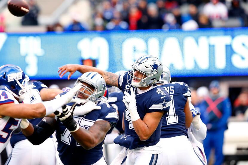 Dallas Cowboys quarterback Dak Prescott (4) throws a first half pass against the New York...