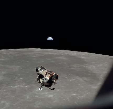 El módulo lunar llamado "Eagle" se desprende del módulo de comando en camino a la superficie...