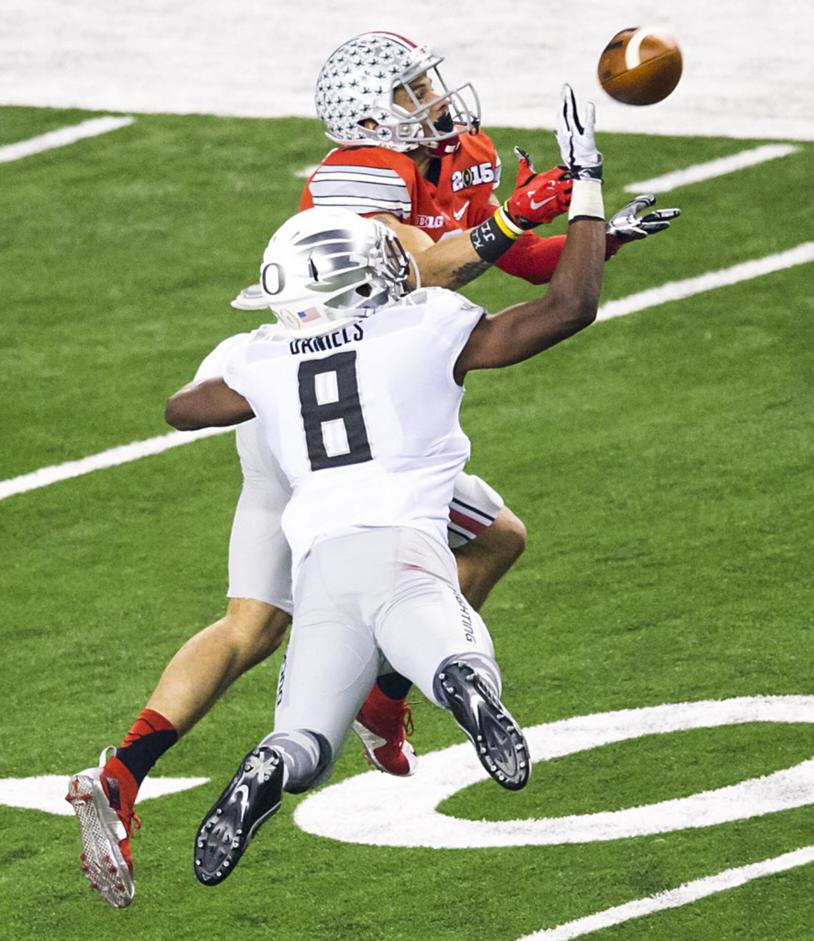 Ohio State Buckeyes wide receiver Devin Smith (9) makes a catch as Oregon Ducks defensive...