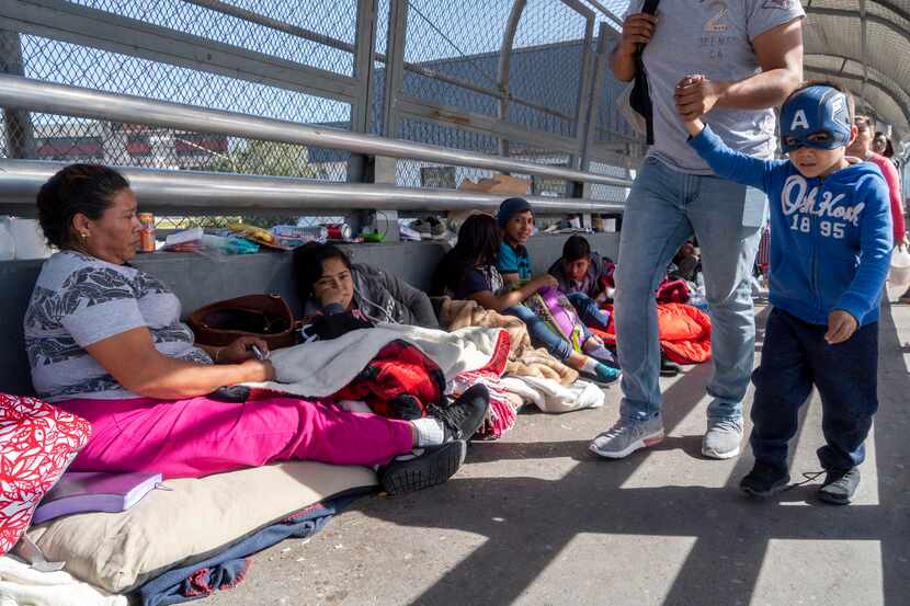 Migrantes se han apostado en el puente internacional Paso del Norte entre El Paso y Ciudad...
