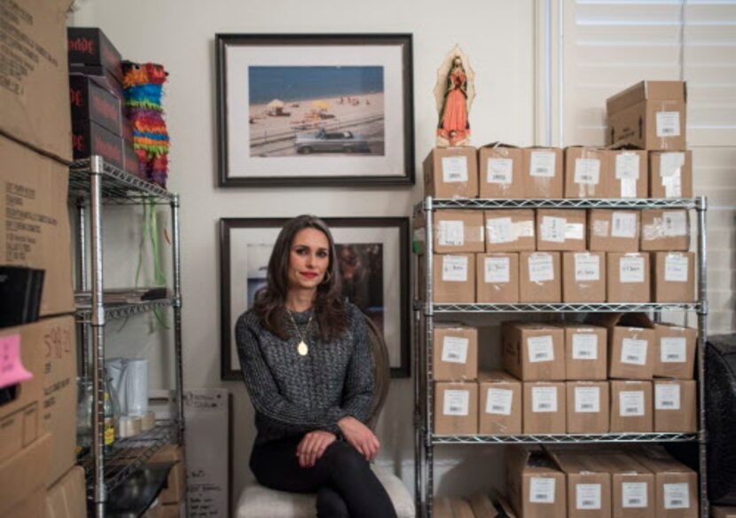 Regina Merson junto a las cajas de maquillaje que envía desde su casa.