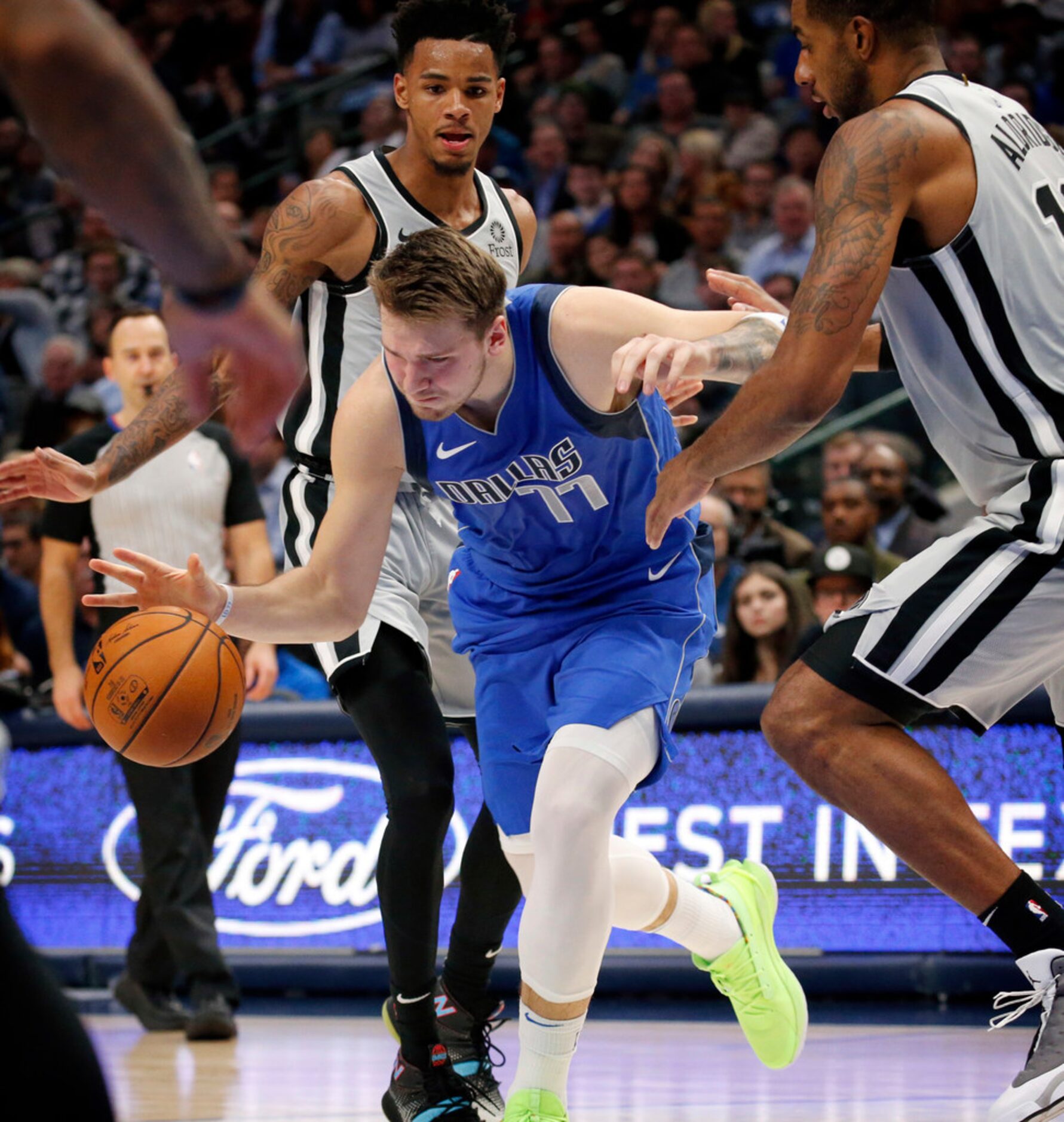 Dallas Mavericks forward Luka Doncic (77) drives the ball past San Antonio Spurs center...