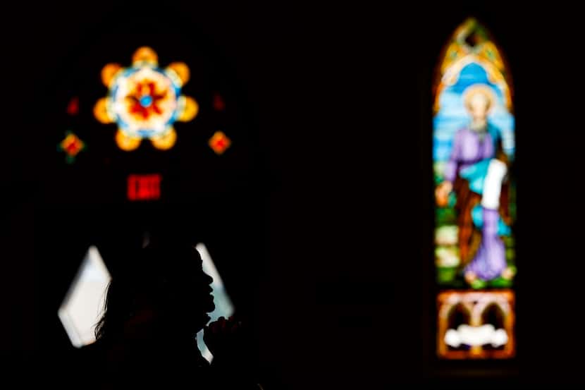 Peregrinos rezan en una misa en la Catedral Santuario de Guadalupe el 12 de diciembre de...