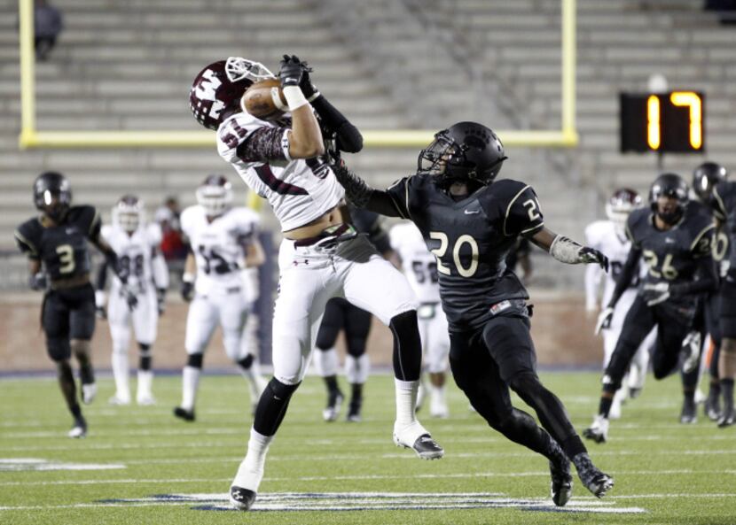 Wylie wide receiver Jordan Whaley (81) is unable to make the reception as South Oak Cliff...