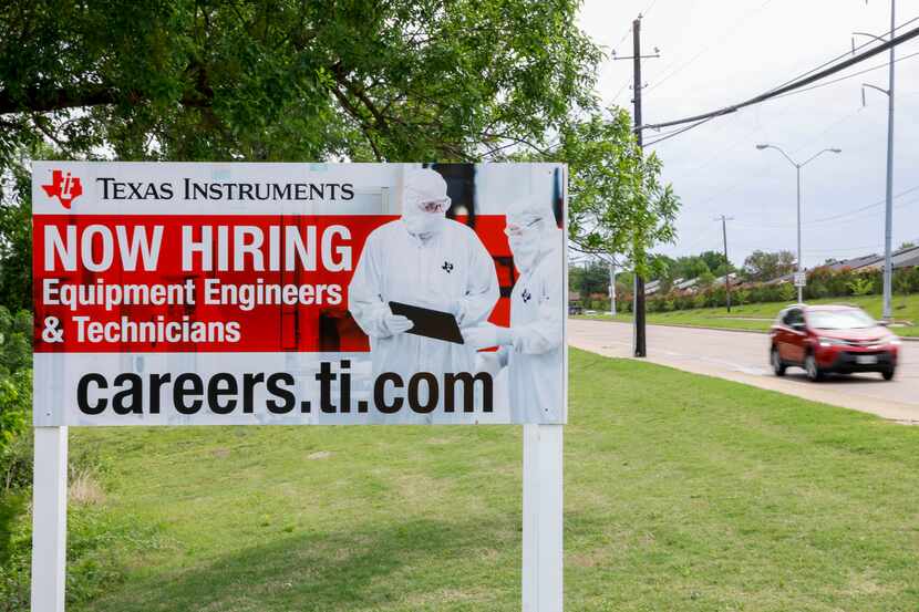 Una cartel ofreciendo empleos en Texas Instruments, en RIchardson.