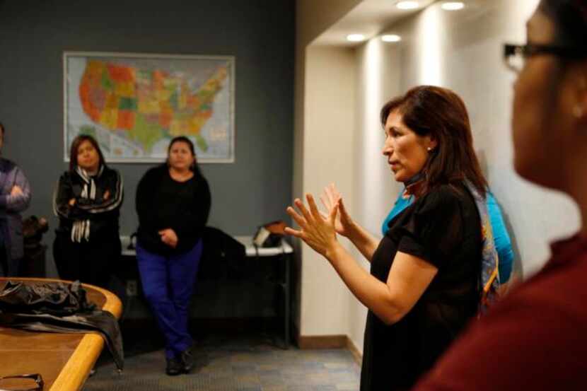 Araceli Tapia, presidenta de Proyecto Inmigrante, habla con voluntarios de la agencia sin...