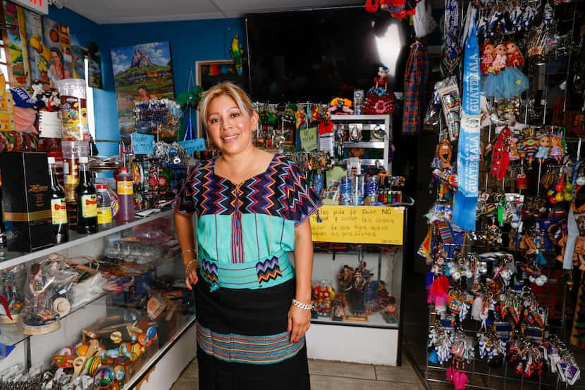 Owner Emilsa Bautista viste prendas típicas de Guatemala que importa desde el país...