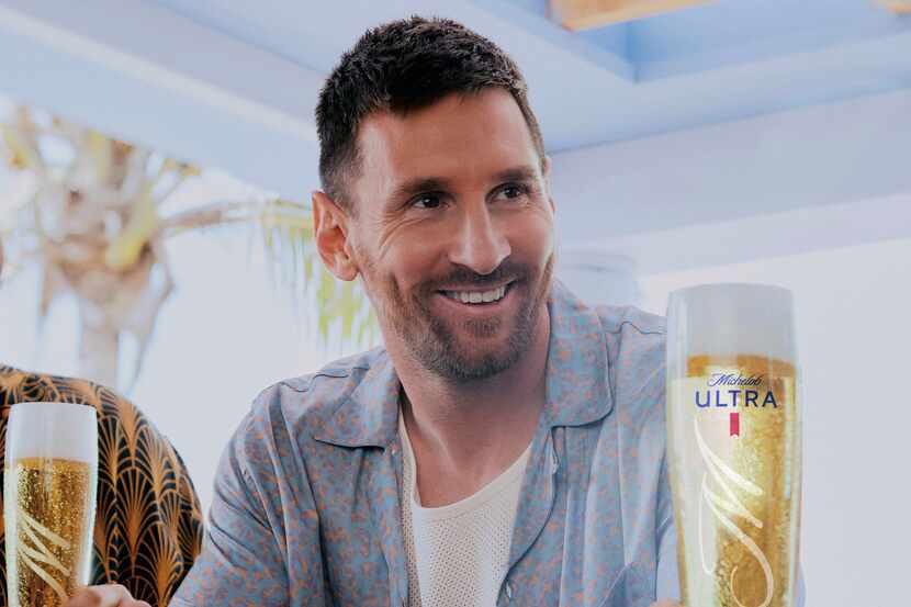 En una fotografía proporcionada por Michelob Ultra, Lionel Messi aparece en el set de un...